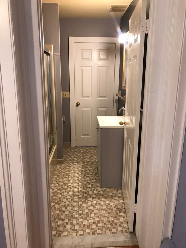 Full Bath - 45 Glasgow St