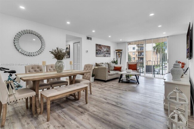 Building Photo - 9310 Fontainebleau Blvd