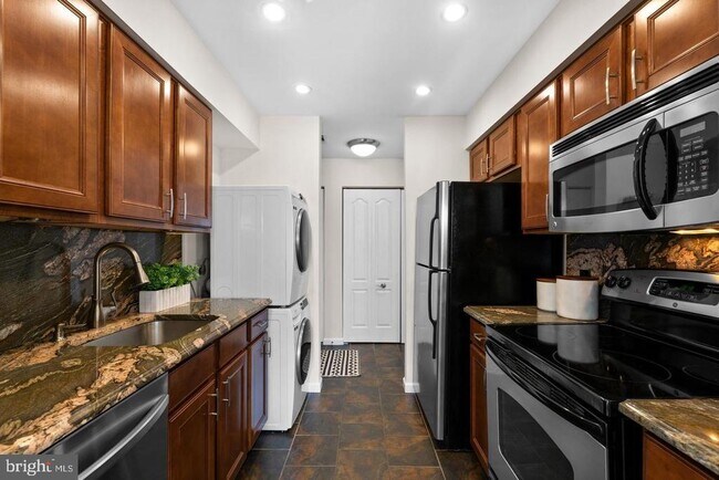 Foto del edificio - 8501 Falls Run Rd