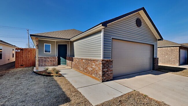 Building Photo - A Nice 4 Bed 2 Bath Home in Mustang School...