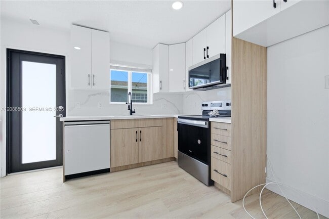 Building Photo - 2209 SW 61st Ave