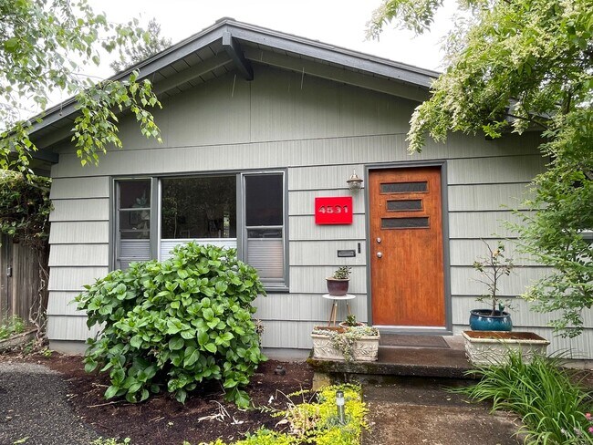 Building Photo - 2 Bedroom 1 Bath ~ Solar Savings, Incredib...