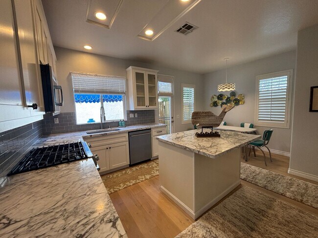 Foto del edificio - Beautiful 2 Story home in Carlsbad!