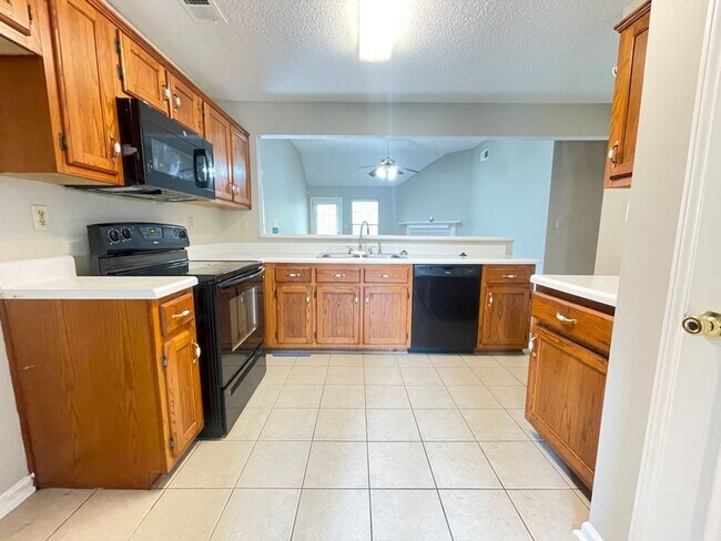 Foto del edificio - Plum Point Village home!