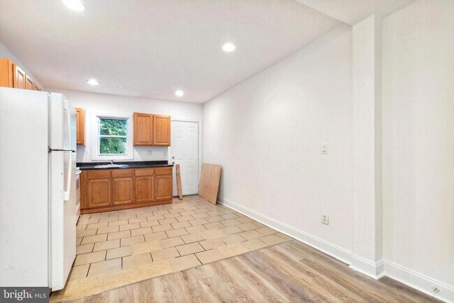 Building Photo - 2072 E Cambria St