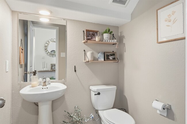 Foto del edificio - 358 Jewett Meadow Dr