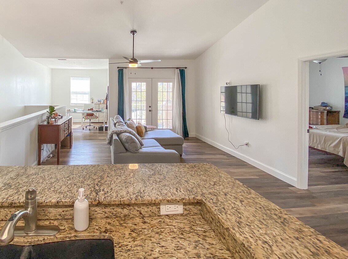kitchen overlooking the living room - 2013 Tizewell Cir