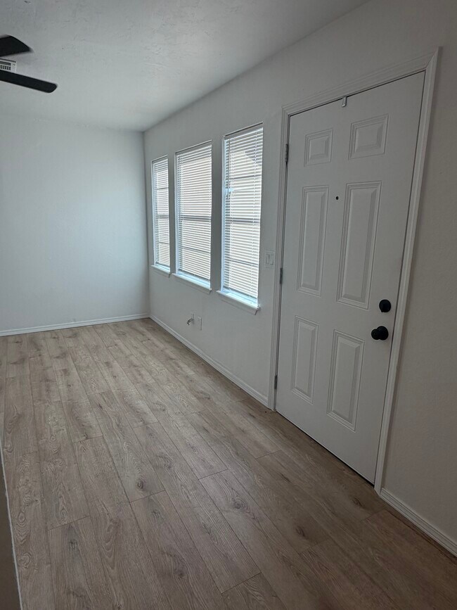 ¡Zona de estar con mucha luz natural! - 615 S 6th St