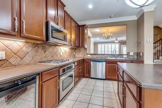 Building Photo - Room in Townhome on Chase Ln
