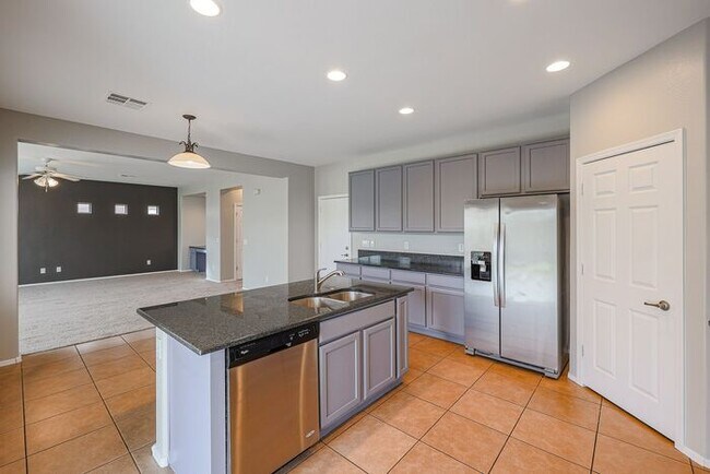 Foto del edificio - 4 bed, 3.5 bath house in Stetson Valley, Phoenix