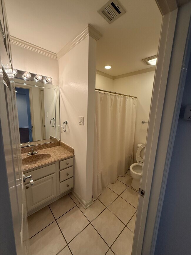 Foto del edificio - 529 Versailles Blvd