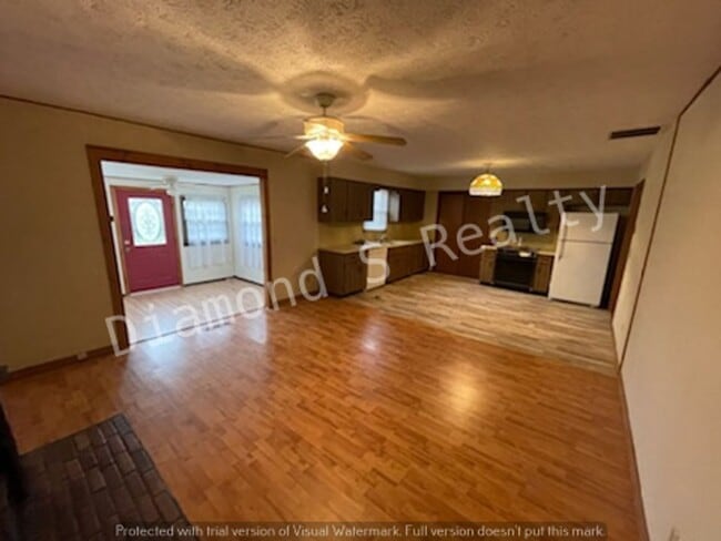Building Photo - 3 Bedroom Home In Nice, Established Neighborhood
