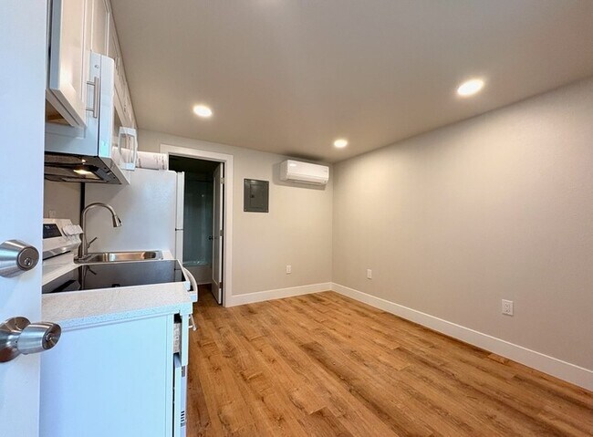 Foto del edificio - Beautiful new studio in Roseville!