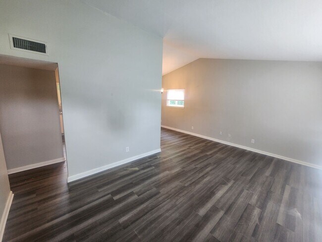 Building Photo - Renovated 3 bedroom 1.5 bath home in Valle...