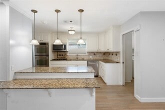 Building Photo - 2824 Palm Cir E