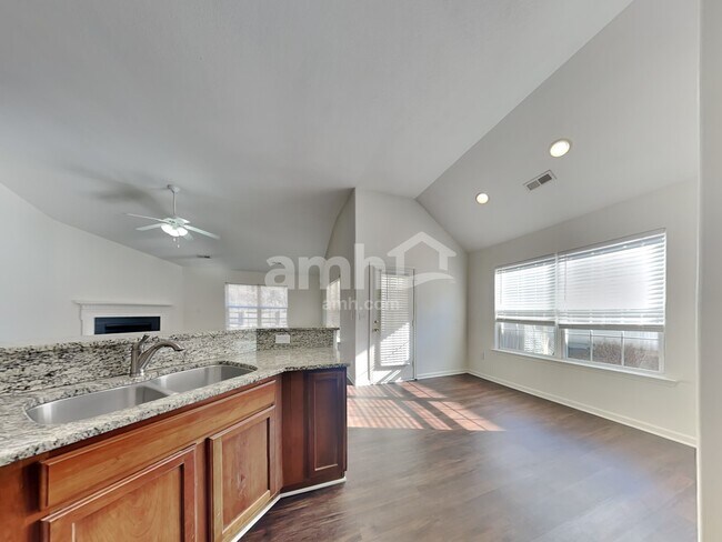 Foto del edificio - 16 Slow Creek Dr