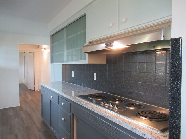 Building Photo - PENDING APPLICATION-Updated 2 bedroom 1 ba...