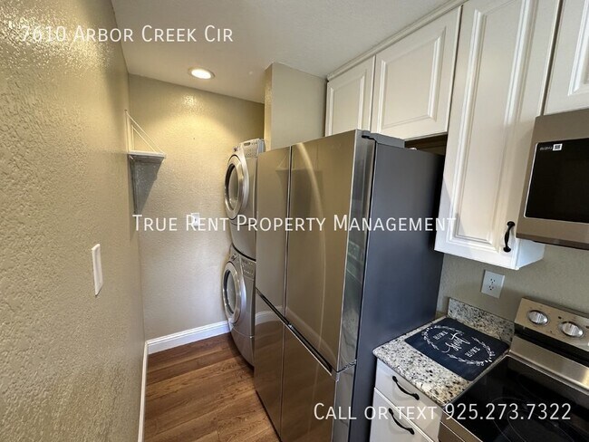 Building Photo - Spacious 3 Bed, 2.5 Bath West Dublin Townh...