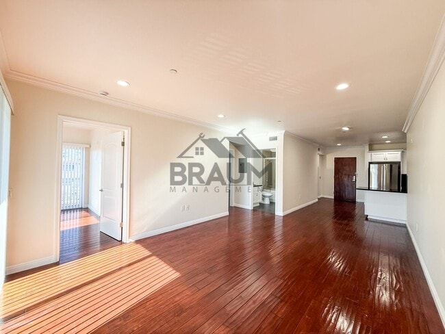 Building Photo - 332 S Virgil Ave