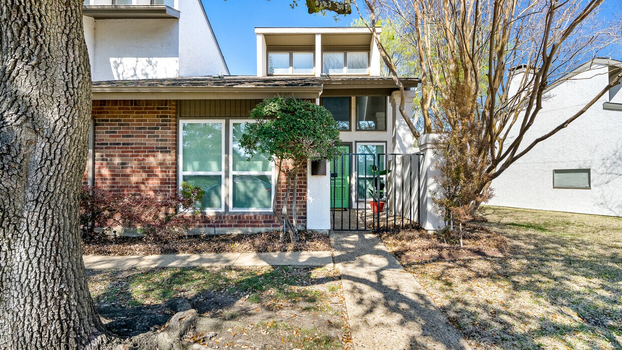 Foto del edificio - 9817 Smokefeather Ln