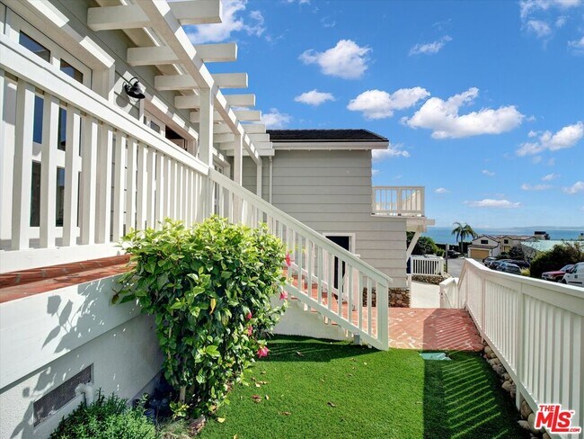 Building Photo - 3897 Rambla Orienta