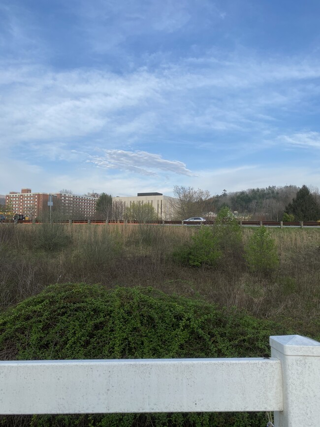 Vista de WCU de West estacionamiento - Campus Apartments West