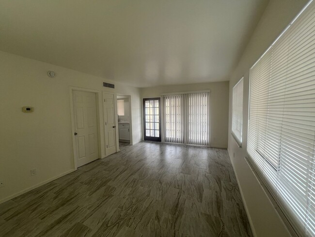 Building Photo - FULLY REMODELED 1 BED. APT. / AVAILABLE FO...