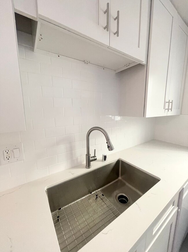 Building Photo - Beautiful 1 Bedroom