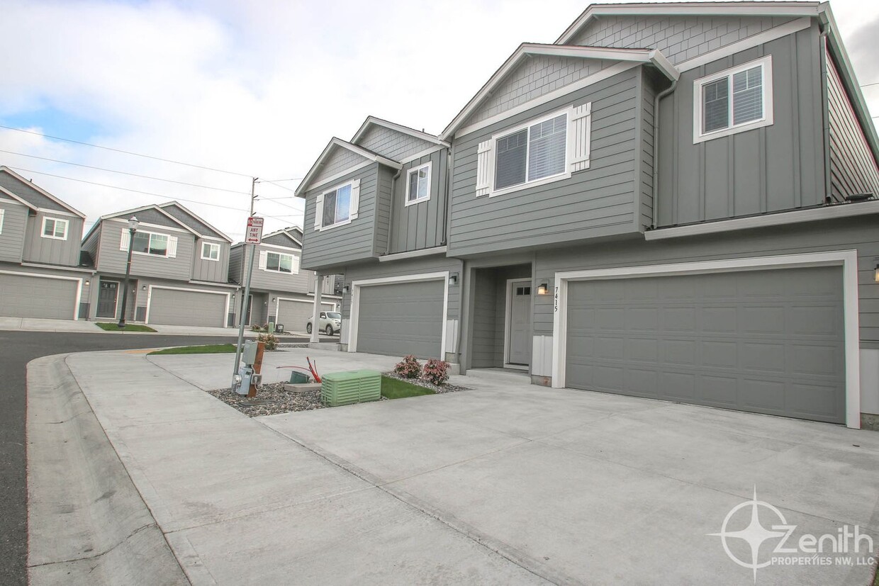 Foto principal - Conveniently Located 3 Bedroom Town Home i...