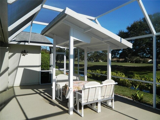 Building Photo - Home on the golf course