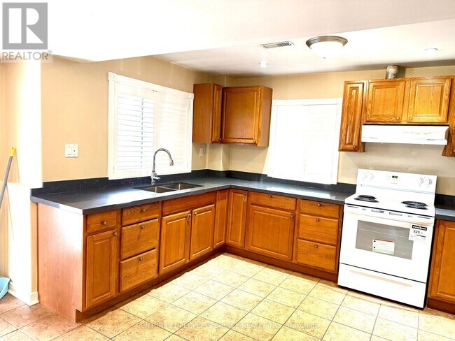 Building Photo - 47 Wyman Crescent