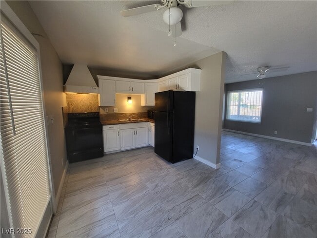 Building Photo - 261 E Van Wagenen St