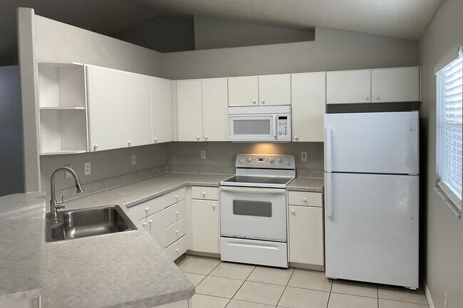 Building Photo - 1616 Queen Palm Dr