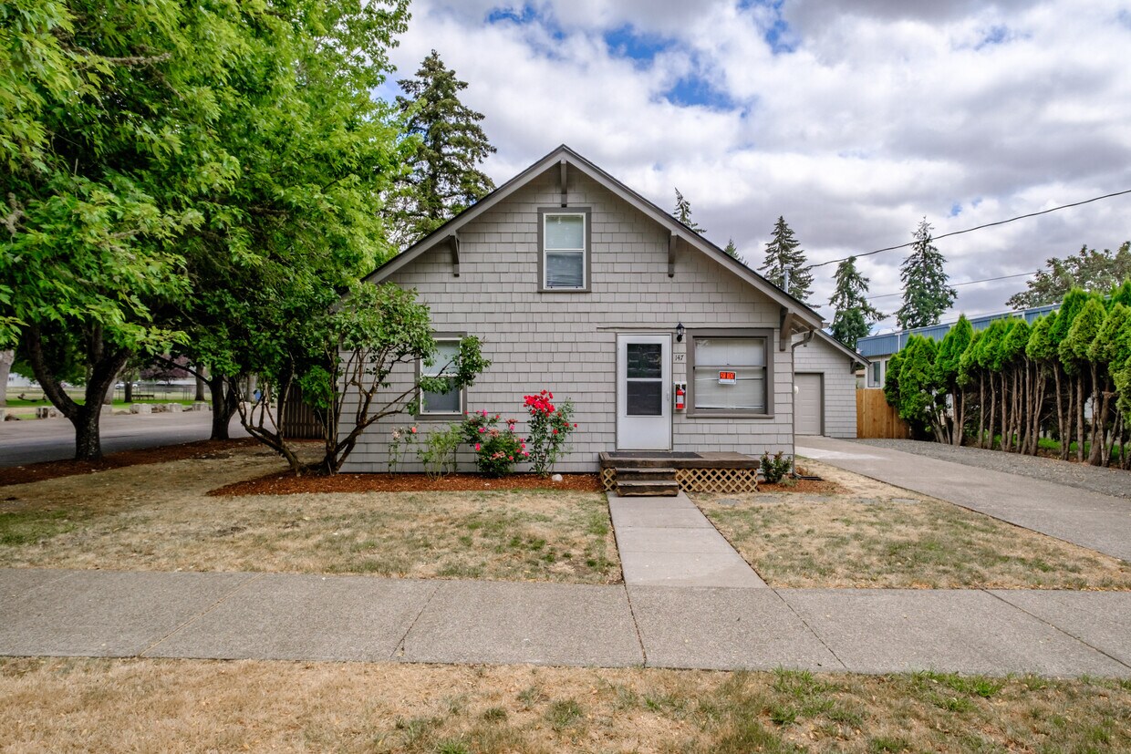 Foto principal - 147 NE Elm St