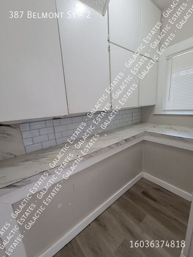 Foto del edificio - 3 bed 1 bath 2nd floor apartment with deck...