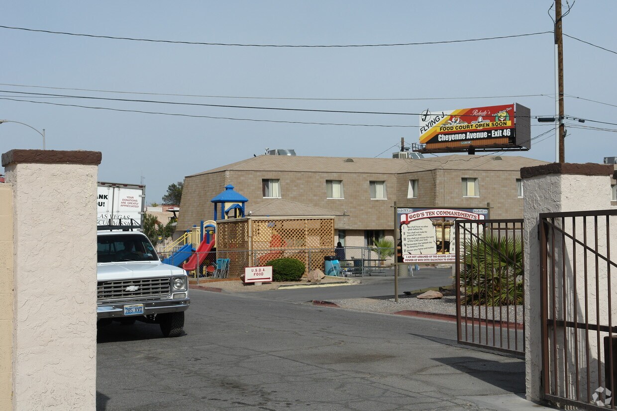 Building Photo - 412 W Bonanza Rd
