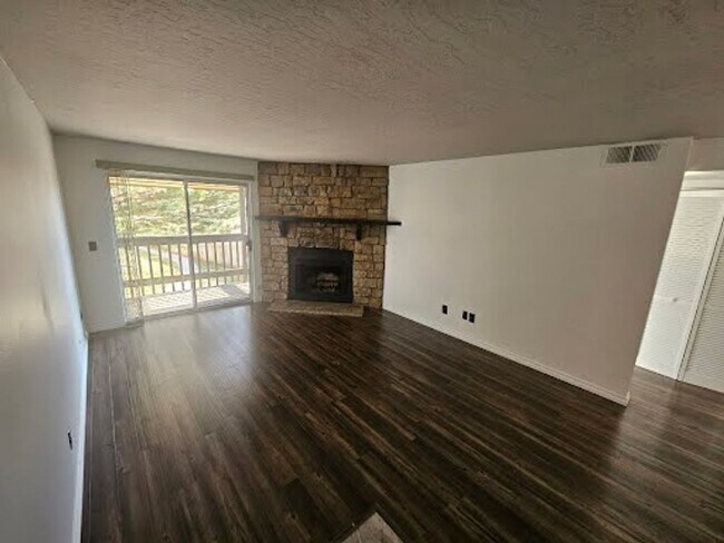 Foto del edificio - Bright Top-Floor Corner Condo on Powerline Trail – 1 Bed / 1 Bath