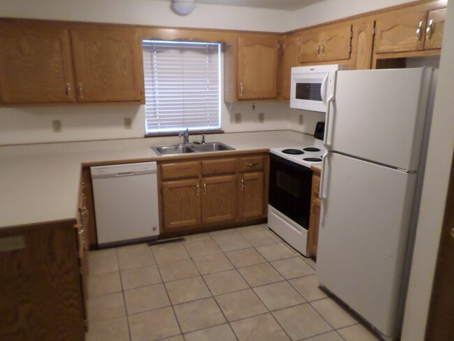 Building Photo - Osage 920 922 Duplex
