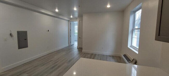 Building Photo - 273 Oak St