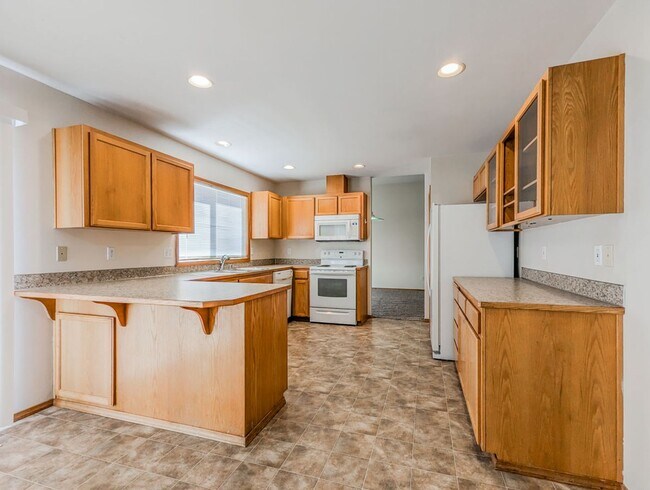 Building Photo - Spacious & private 4 bd 2.5 bth 2 car gara...