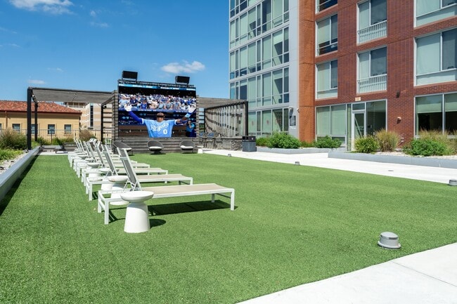 Everly on The Loop - Everly on The Loop Apartments