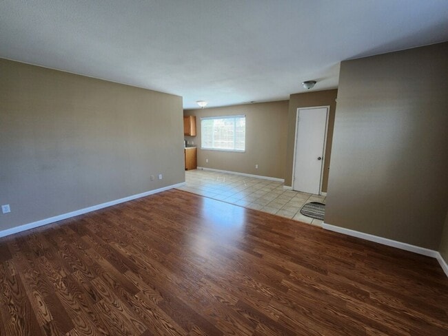 Building Photo - Cozy 2 bedroom duplex with a spacious yard...