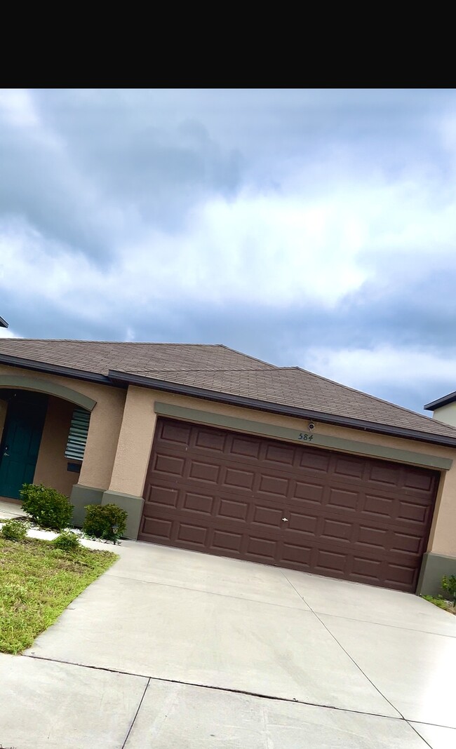 Building Photo - 584 Royal Empress Dr