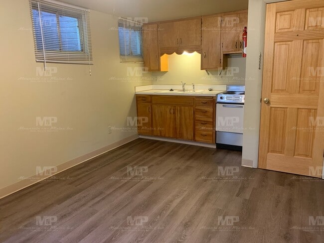 Building Photo - 638 1/2 S Meldrum St