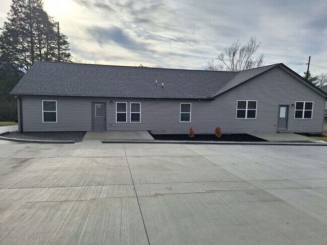 Building Photo - NEW DUPLEX Conveniently located to 40 West