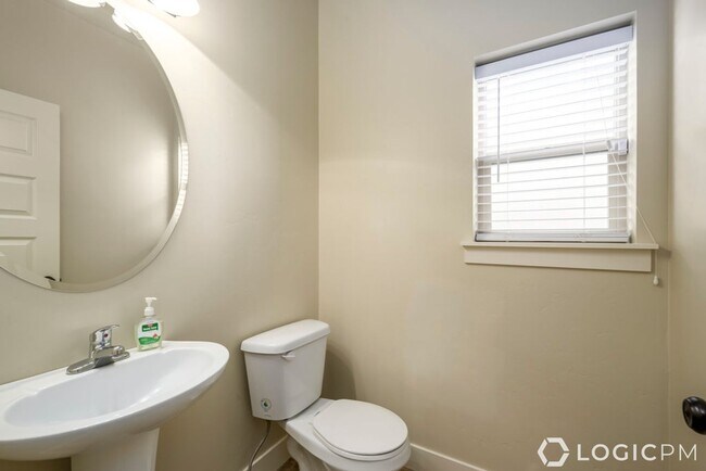 Foto del edificio - Stunning Single Family Home In Excellent L...