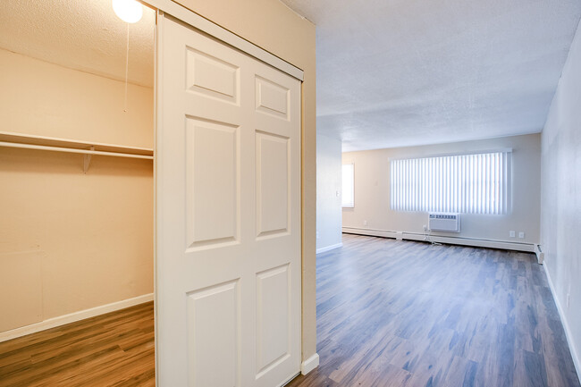 Building Photo - 1337 Arkwright St N