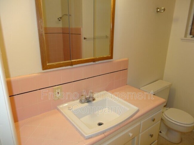 Foto del edificio - 4144 E White Ave