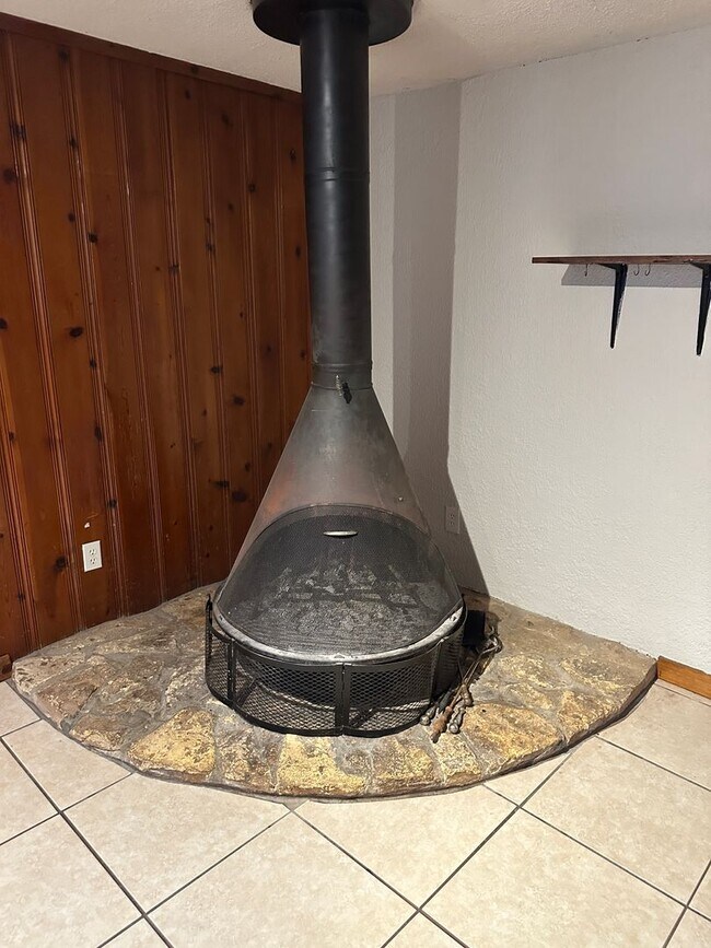 Foto del edificio - 3 Bed 1 Bath House with Fenced-in Yard. Available NOW!