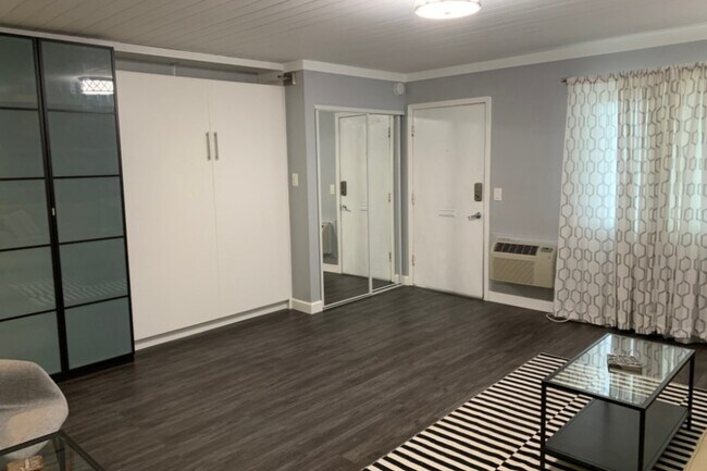 Building Photo - 803 Hillview Hts